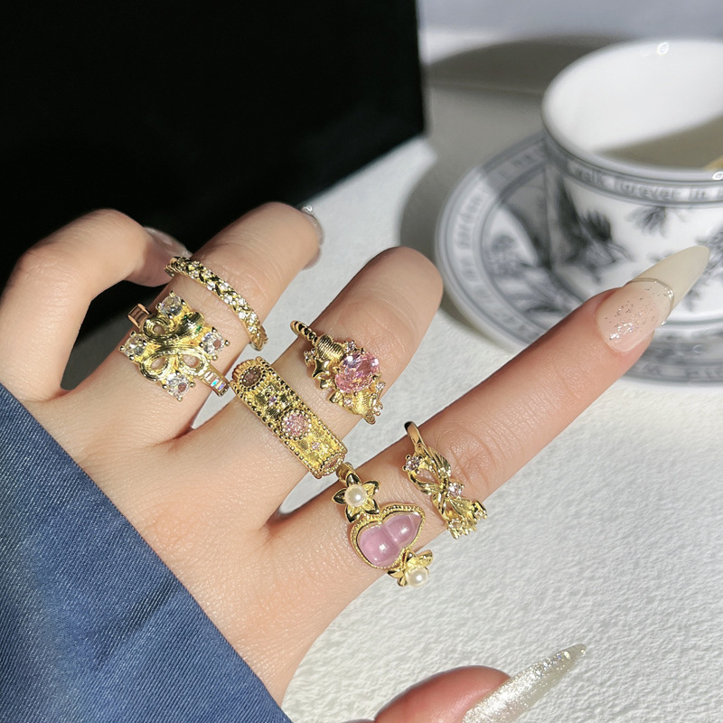 A light luxury ring with a court-style Italian weave pattern, gold brushed iris, and a sweet and cool ring with a transparent gourd and pink diamonds Application Scenario
