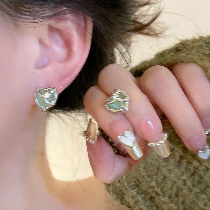 Green and creamy green ~ Heart-shaped square zircon stud earrings, a niche design for women, simple and elegant, fresh and versatile earrings Specification drawing