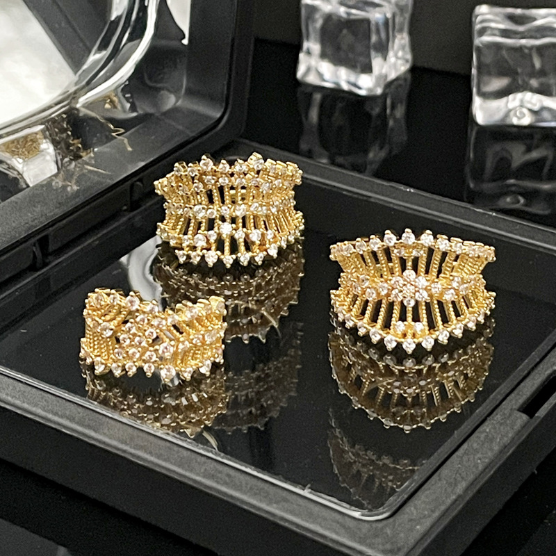 Retro hollowed-out medieval court-style Baroque European and American high-end ring, feminine charm, lace adjustable ring trend Application Scenario
