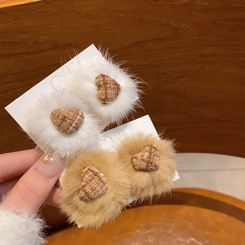 Autumn and winter plush ball heart-shaped earrings for women, 2024 new style, sweet, fashionable and simple stud earrings, high-end earrings wholesale full figure
