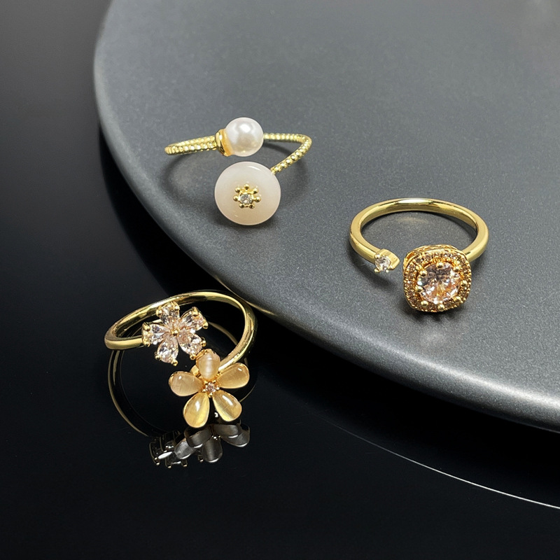 A retro flower-shaped, rotatable square diamond, fashionable open ring, a female imitation jade, sweet, cool, exquisite and versatile ring Specification drawing