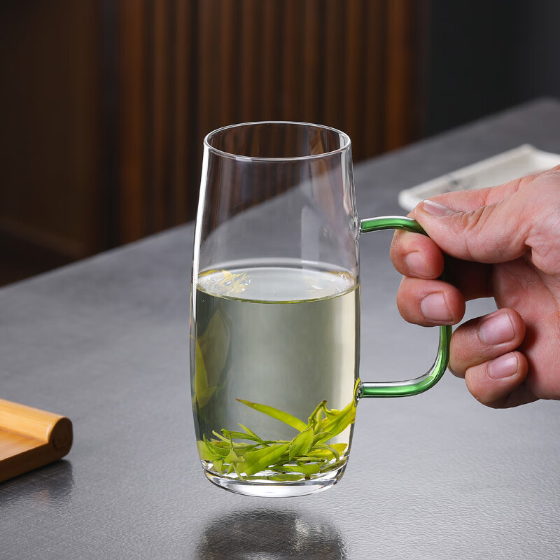 Large-capacity thickened colored handle high borosilicate glass cup, simple high-temperature resistant green tea cup, household transparent tea brewing cup full figure