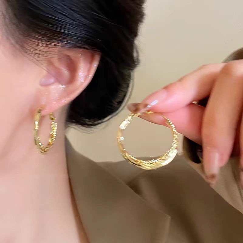 Korean classic plain ring earrings, women's light luxury and high-end feel, large ear rings, ear buckles, unique style, ear studs, small earrings that show off the face Specification drawing