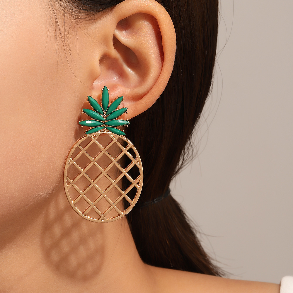 European and American ins hollowed-out pineapple earrings for women, sweet and fresh, with zircon fruit stud earrings set, are cross-border best-selling earrings full figure