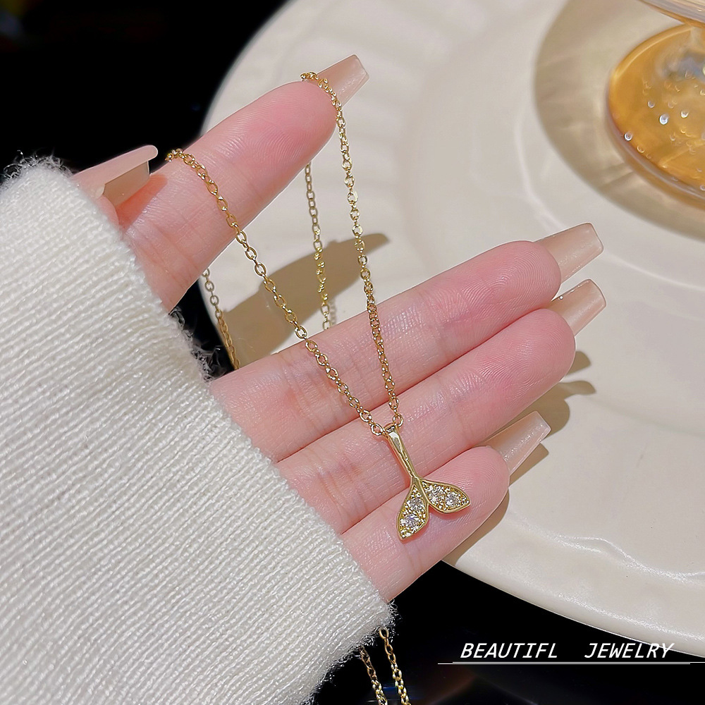 Elegant fishtail necklace accessory, women's niche exquisite pendant necklace, 2024 new style sweater chain, high-end collarbone chain details Picture