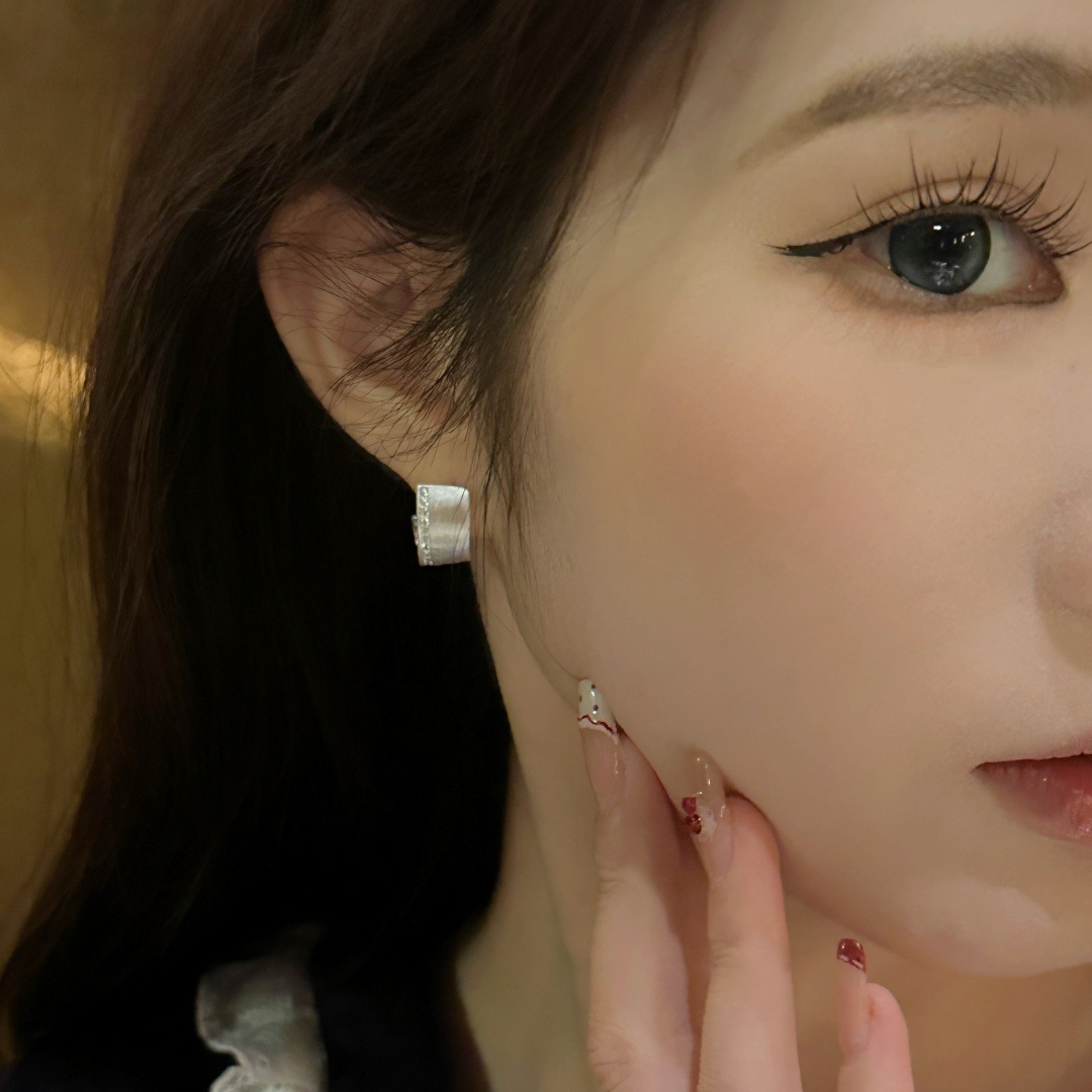 European and American niche design twisted irregular brushed metal personalized earrings, cold style but high-end feel, stud earrings Specification drawing