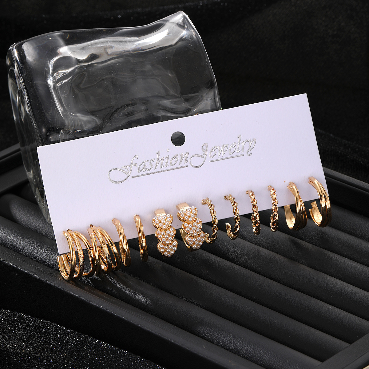 A cross-border best-selling fashionable European and American style golden C-shaped chain earring set with a touch of light luxury and high-end elegance for women Application Scenario