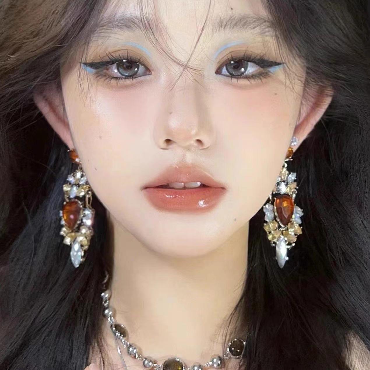 vintage, retro European and American ins aged style, explosive and flamboyant, with exaggerated rhinestone inlays, niche earrings, stud earrings and other accessories full figure