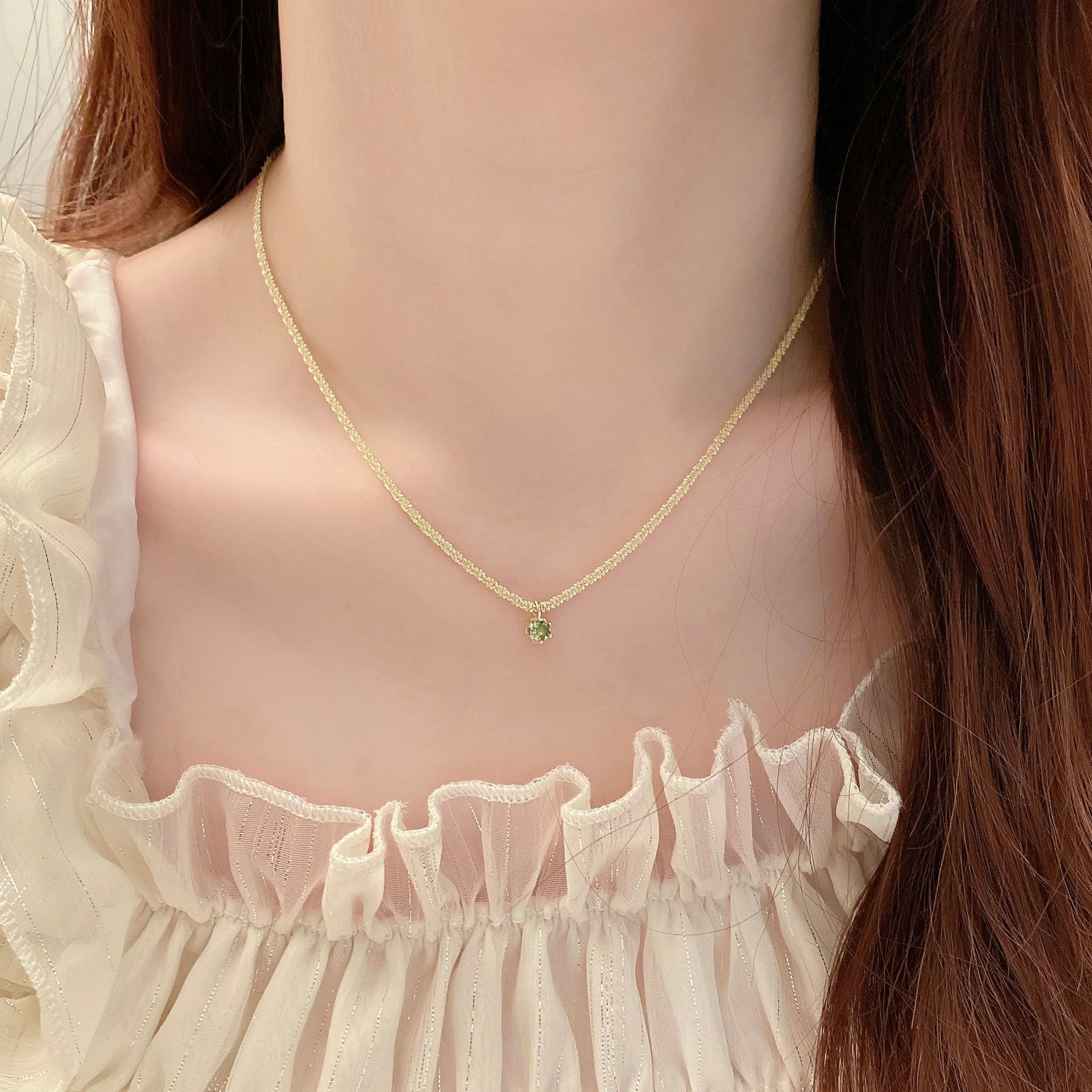 The sparkling titanium steel necklace with a simple and niche design for women, the collarbone chain with a light luxury feel, and the trendy pendant necklace details Picture