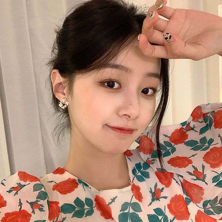 The 2025 new trendy zircon butterfly shell flower earrings are small, elegant, individual and simple Korean-style earrings Specification drawing