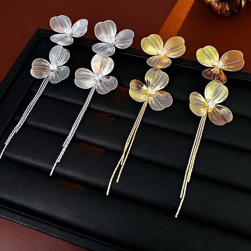 Golden flower tassel earrings for women, with a light luxury and high-end feel, are a new bestseller in 2025. The ear studs are a niche and unique style of earrings Specification drawing