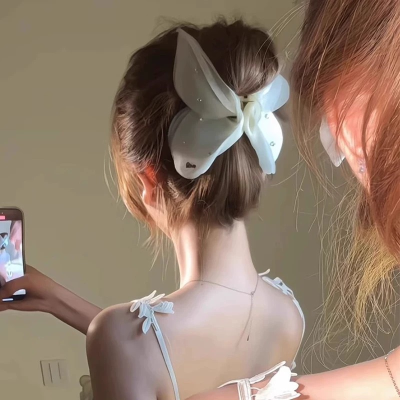 The new chiffon butterfly high-end headwear and hair accessory for women features a French retro and simple style. The solid color of the mesh fabric exudes a super ethereal French charm full figure