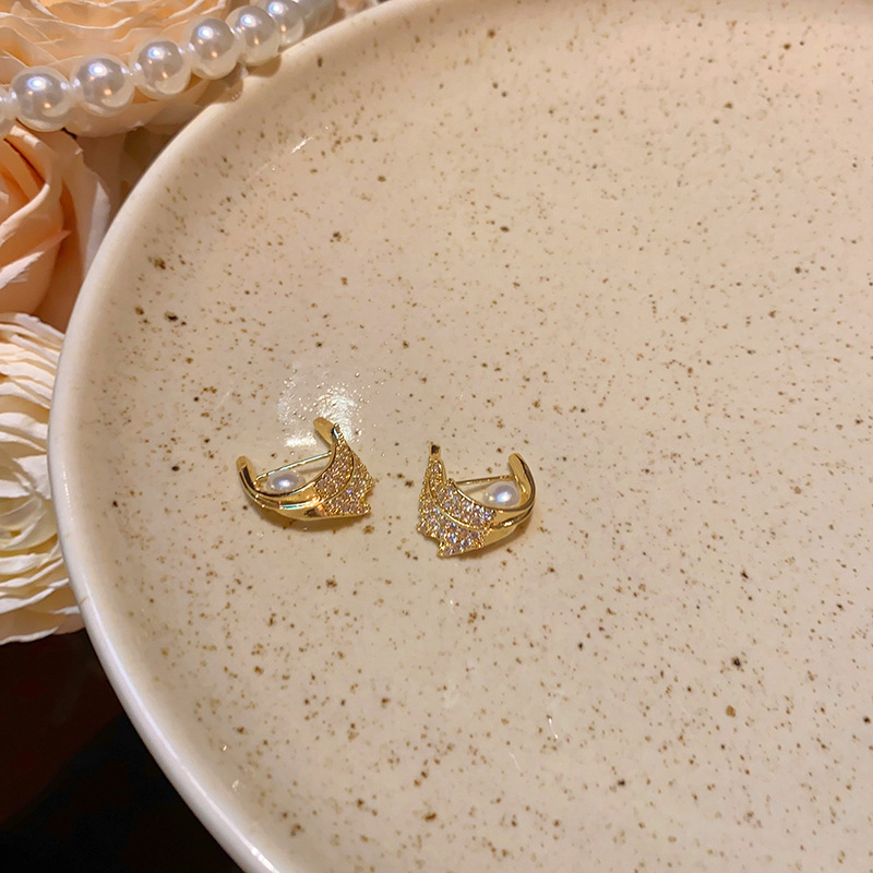 French micro-inlay leaf pearl earrings for women, 2024 new bestsellers, light luxury and high-end style ear studs, elegant earrings wholesale Specification drawing
