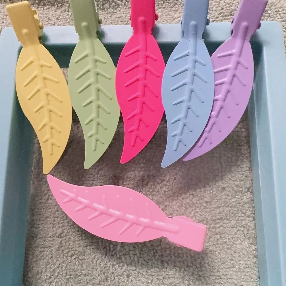 Rubber paint leaf hair clips, sweet and cute dopamine hair clips, side clips, artistic girl hair growth clips wholesale Application Scenario