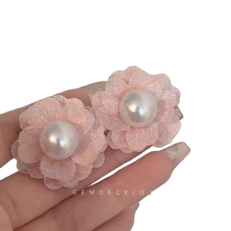 The "Camellia Floating Dream" French lace flower pearl stud earrings exude an ethereal atmosphere, exuding a high-end, niche, and gentle charm Item Picture