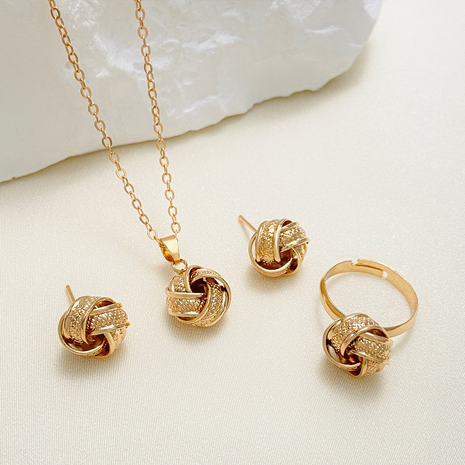 European and American InS-style twisted rope knot jewelry set, women's creative knot necklace, earrings, ring, twist sleeve decoration Application Scenario