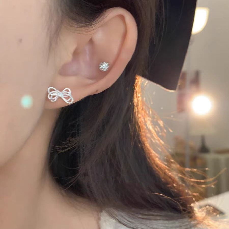 The new 2025 trendy, niche and high-end earrings and earrings with a fresh and simple daily commuting style, such as knot-shaped bow stud earrings details Picture