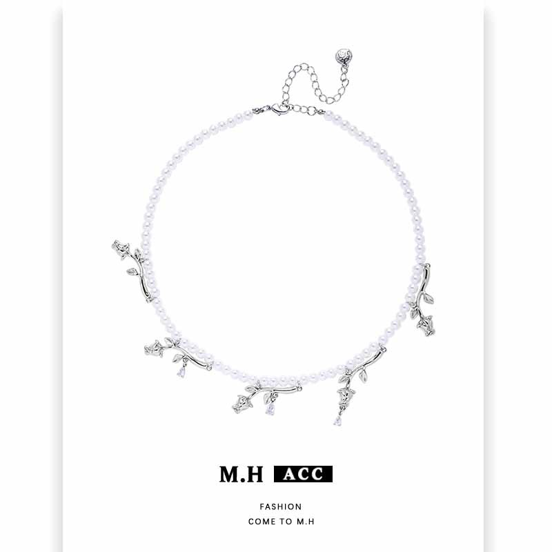 This high-end rose pearl necklace is versatile and exudes a sense of sophistication. It is a niche and elegant collarbone chain accessory Application Scenario