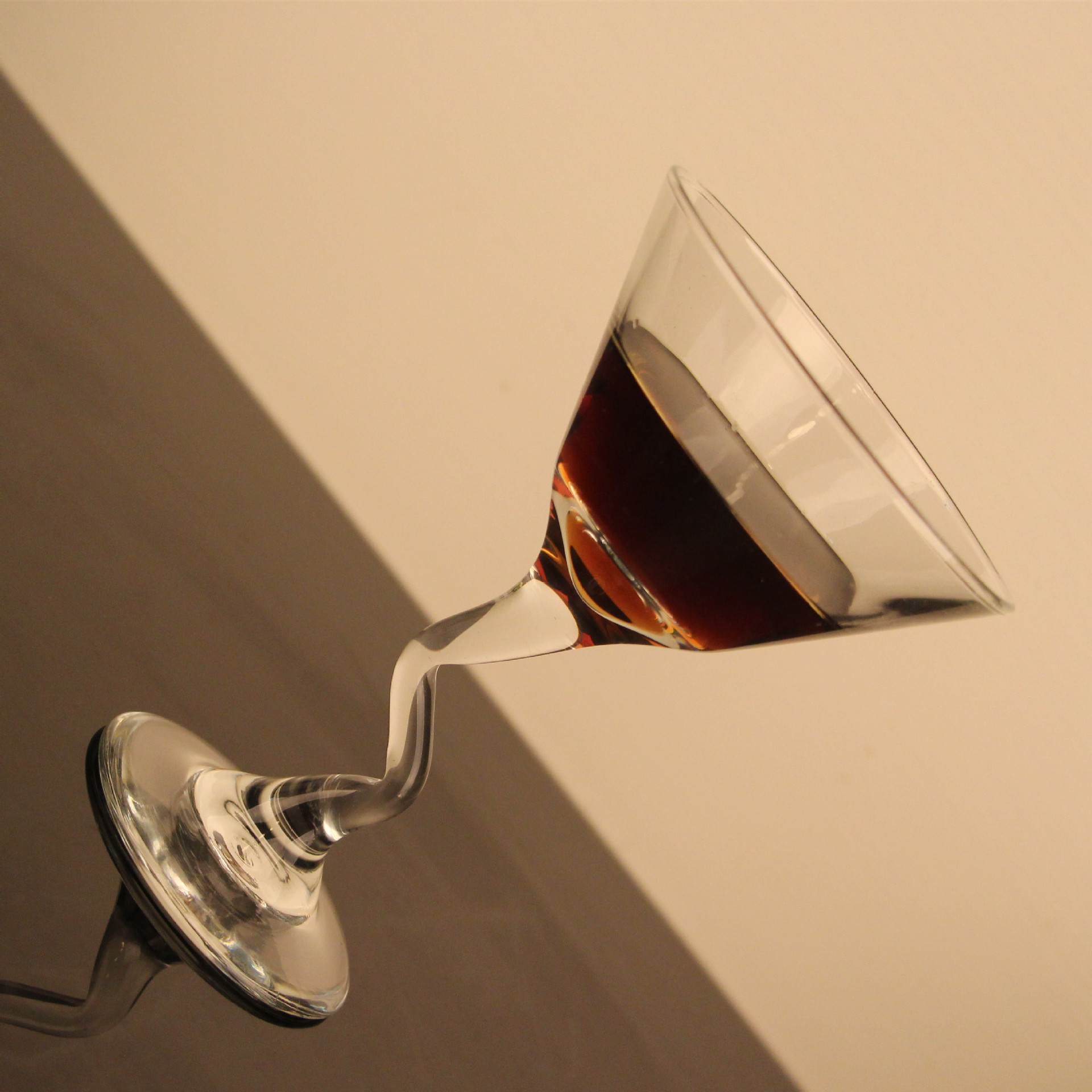 Wholesale of American Libby special-shaped cocktail glasses, curved wine glasses, glass cups, triangular wine glasses and creative cocktail glasses Application Scenario