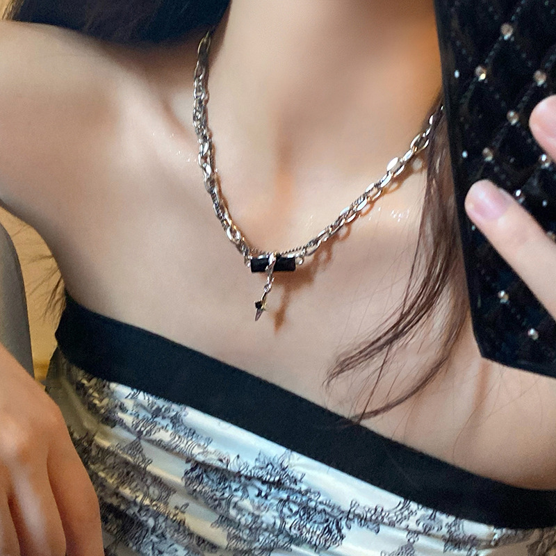 Black zircon starlight necklace for women's summer Instagram hip-hop fashion 2023 new style personalized collarbone chain Application Scenario