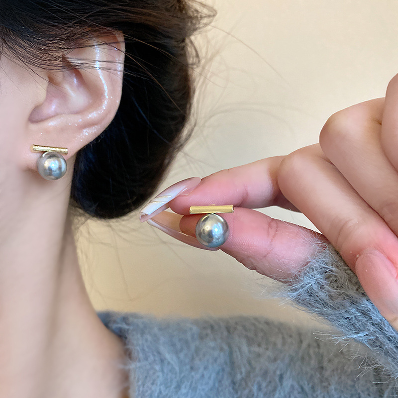 925 Silver needle grey round pearl stud earrings for women in an ins style, exuding a high-end and versatile charm. Wholesale of trendy and popular earrings for Internet celebrities Application Scenario