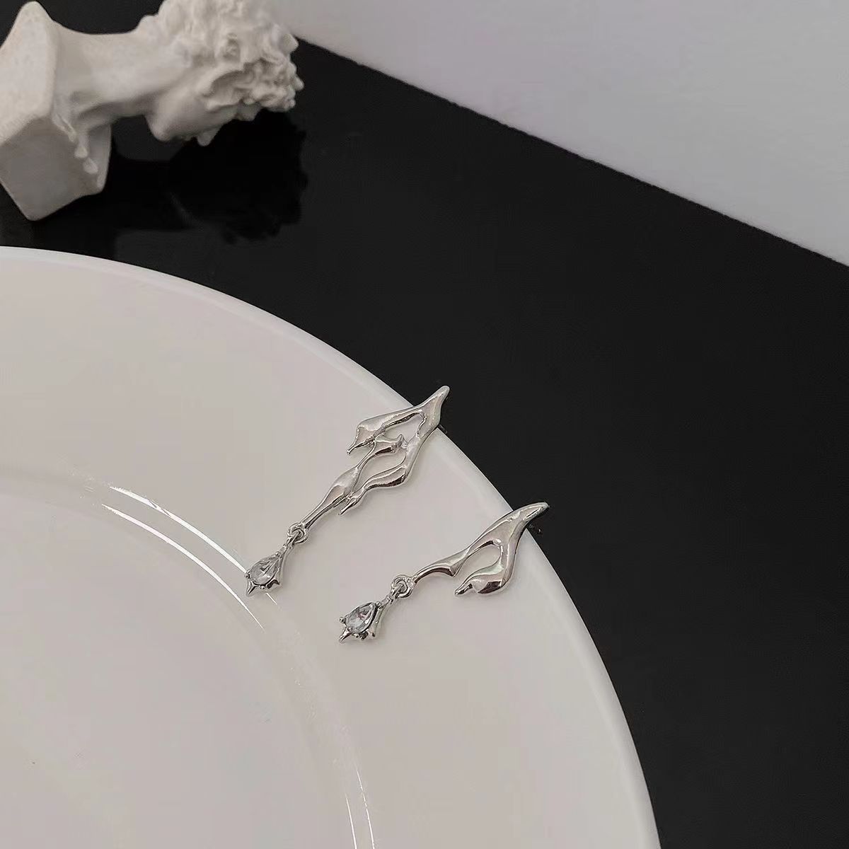 New personalized and trendy irregular zircon stud earrings for women, with a niche design sense and a cool style, are versatile and stylish Application Scenario