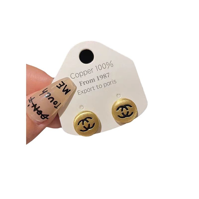 "Little Xiangfeng stud earrings!" High-end, light luxury letter earrings, a unique design for women, versatile and simple round earrings, a new style Item Picture
