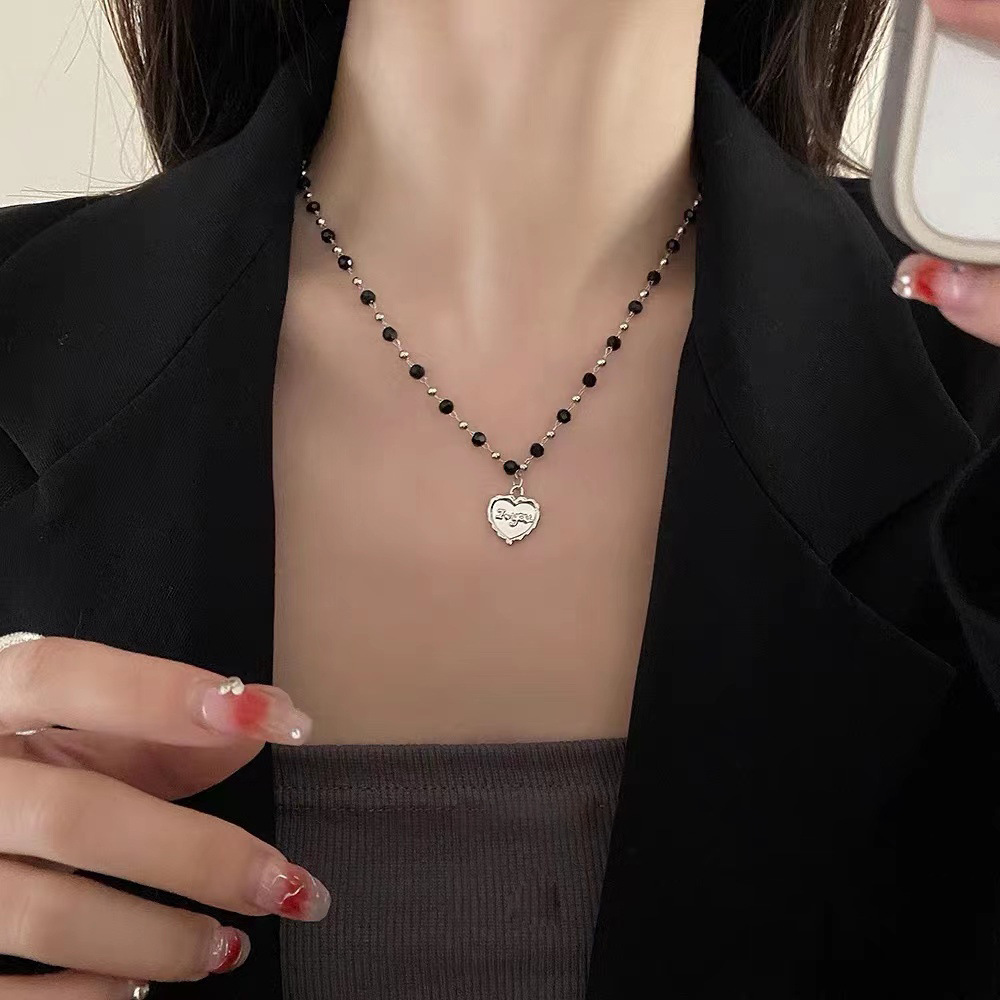 Spicy girl style black crystal beaded heart-shaped necklace, women's collarbone chain, design sense, niche and elegant necklace accessory Specification drawing