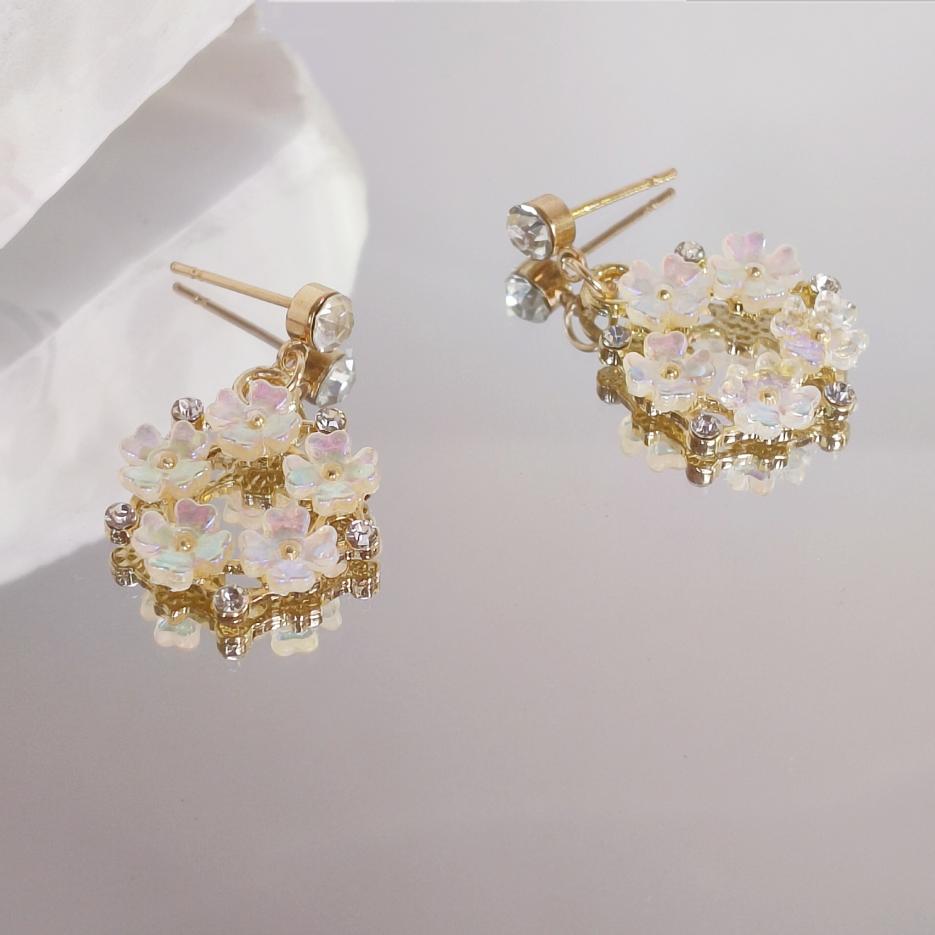 Hyuna style zircon colorful petal earrings and stud earrings, a Korean Internet celebrity on Instagram, are fashionable and sweet flower earrings and earrings details Picture