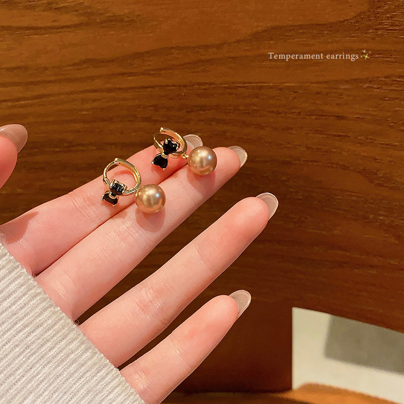 Light luxury, niche and high-end black rhinestone bow stud earrings, women's Hong Kong-style retro champagne-colored pearl stud earrings full figure