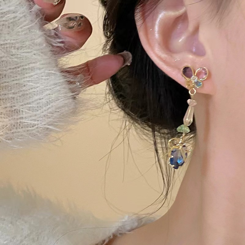 It goes perfectly with summer! Forest-themed colorful diamond butterfly long earrings, a trendy, light luxury and exquisite high-end earpiece for women on Instagram Specification drawing