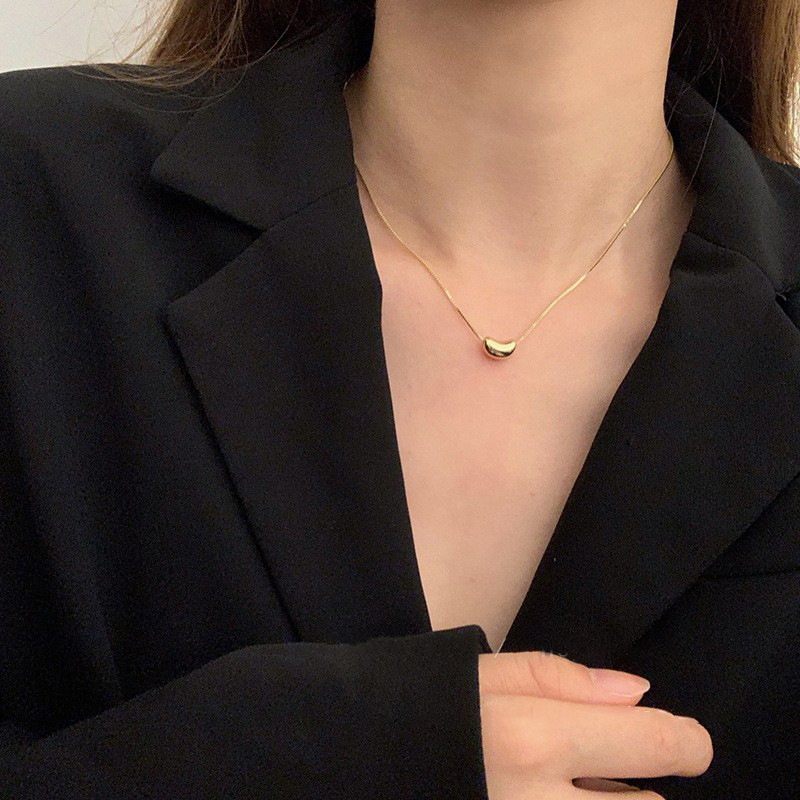 The golden bean necklace with a sense of design, a women's collarbone chain, is light luxury, niche, fashionable and elegant, simple and versatile. It is a neck chain accessory details Picture