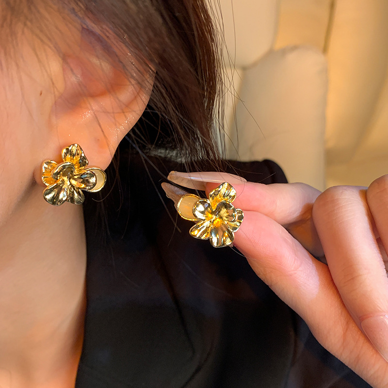 Three-dimensional metal flower ear studs, a light luxury style, niche design, exquisite and versatile earrings, elegant and high-end Hong Kong-style earrings details Picture