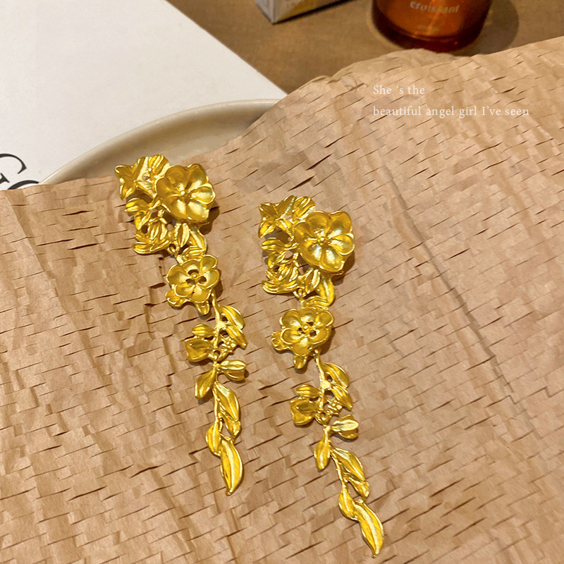 Exaggerated flower tassel stud earrings, women's light luxury and niche design long earrings, 2023 new bestseller high-end earrings Specification drawing
