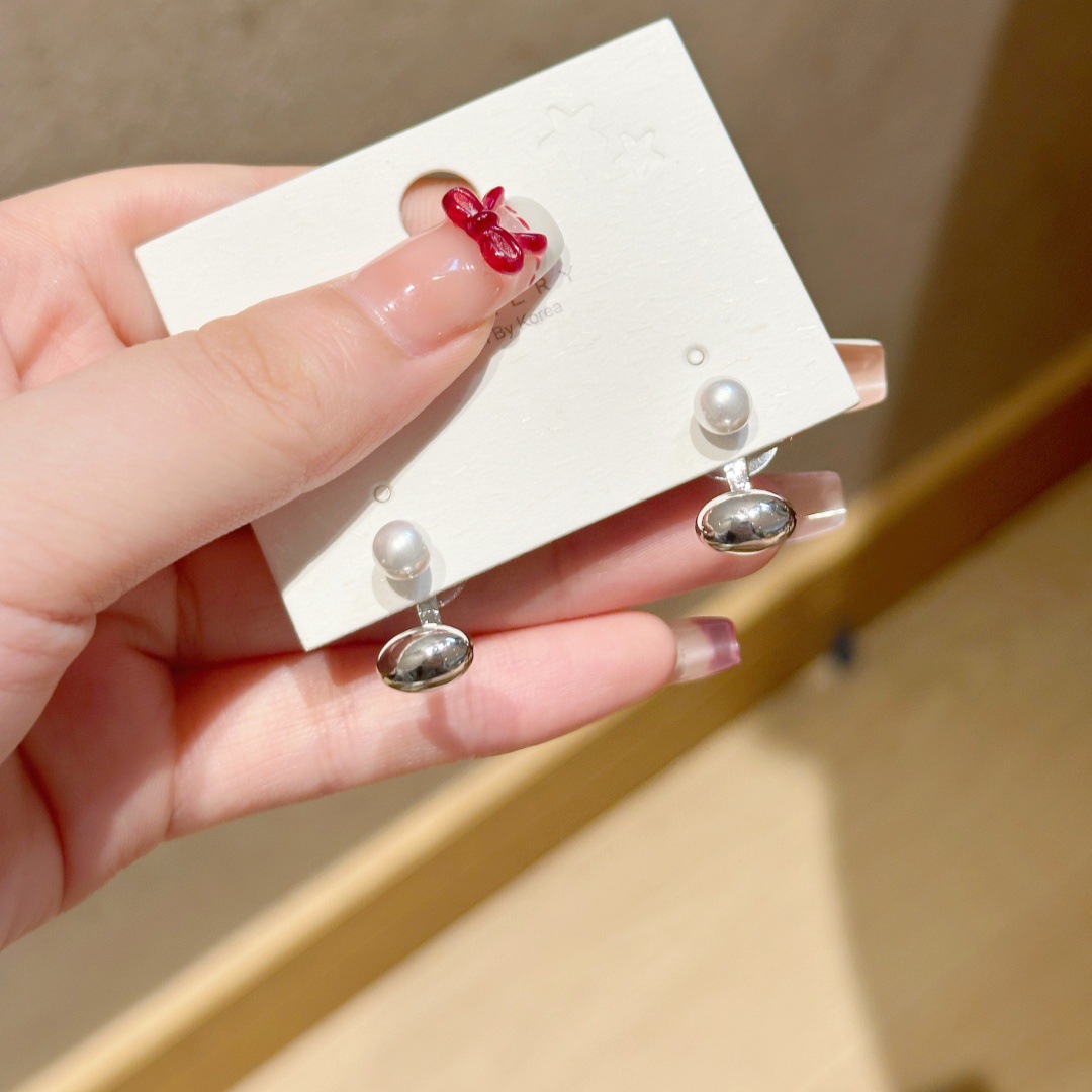 The 2025 new best-selling pearl pendant stud earrings for women, with a niche design sense and a high-end, light luxury style, are earrings and pendants Application Scenario