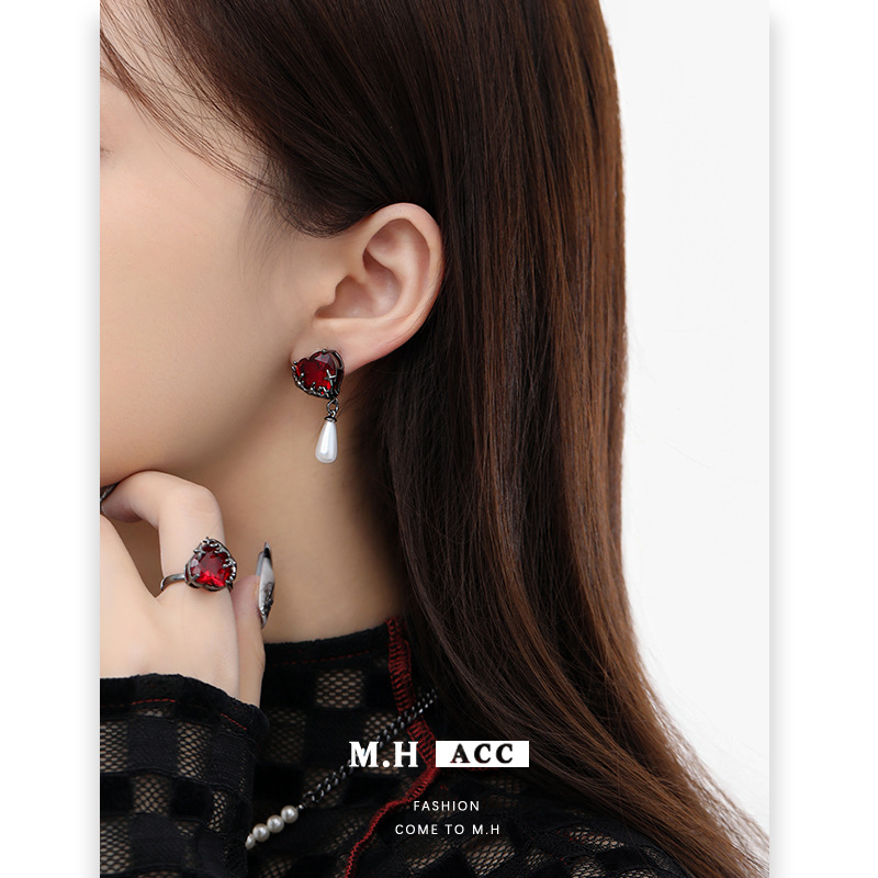 Cross-border pomegranate red heart-shaped earrings, fashionable and elegant European and American air gun black earrings, new personalized and trendy earrings wholesale details Picture