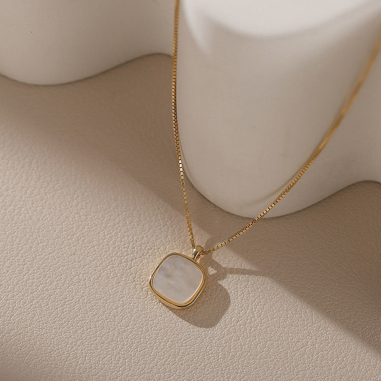 Light luxury and niche design square shell necklace, women's ins style, versatile, simple and elegant collarbone chain accessory wholesale details Picture