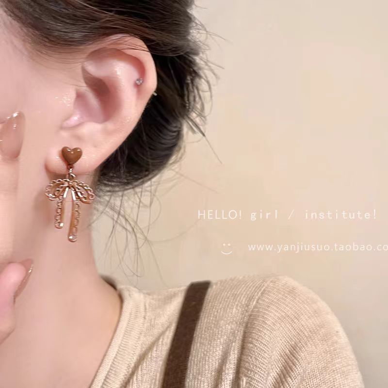 Retro wine-red heart-shaped bow earrings, Hong Kong-style, niche and high-end stud earrings, versatile earrings for daily commuting Application Scenario