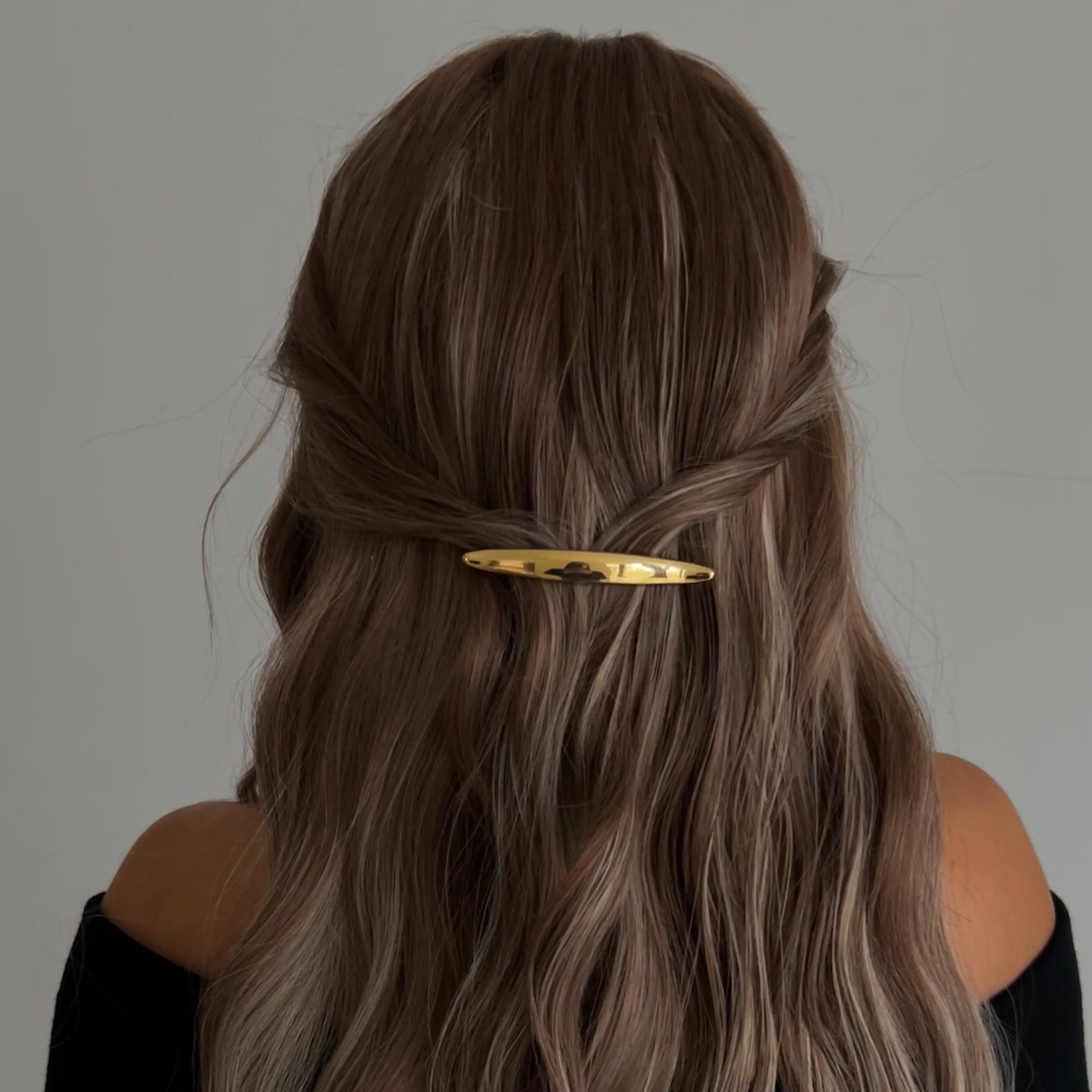 French-style simple arc-shaped metal hair clip with diamond inlaid at the back of the head, a new cross-border high-end updo hair clip Application Scenario