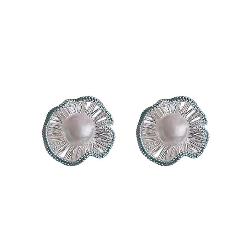 This is a niche design for summer, featuring rolled-edge imitation pearl earrings. It's a new 2025 bestseller with a high-end and elegant style Item Picture