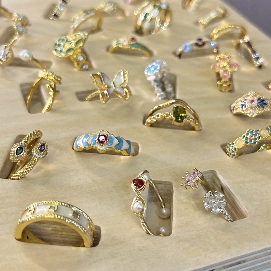Oil-drop enamel flower ring for women, non-fading, light luxury, niche and high-end style index finger ring, stylish, exquisite and versatile ring Application Scenario