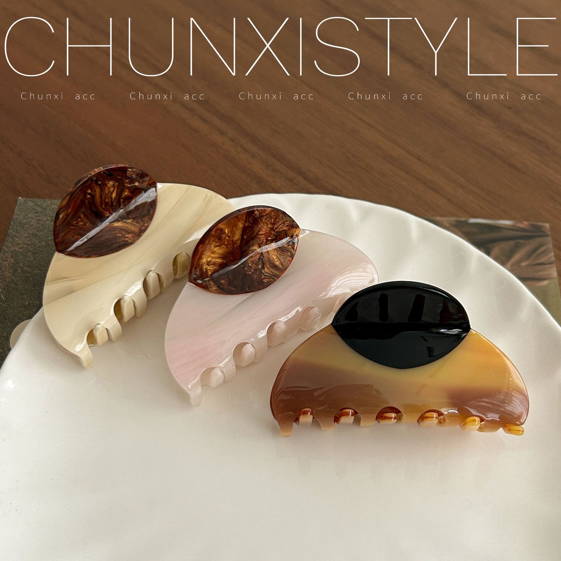 A medium-sized, color-blocked, acetate hairpin with a French high-end style, half-tied hair clip at the back of the head, shark clip women's headpiece full figure