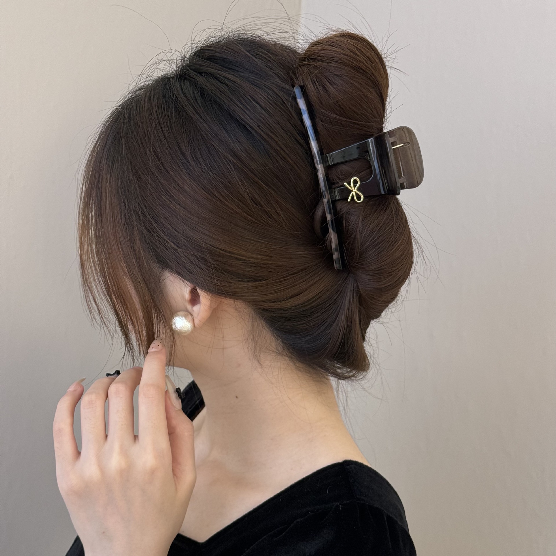 French leopard print grab clip for women, high-end and retro style, shark clip, 2025 new model, large hair volume, large headwear Application Scenario