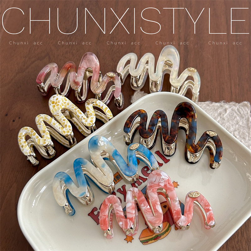 Medium-sized wavy acetate hair clips with a high-end feel. The back of the head is a coiled hair clip with a shark clip. It has a large amount of hair and is fashionable and versatile Specification drawing