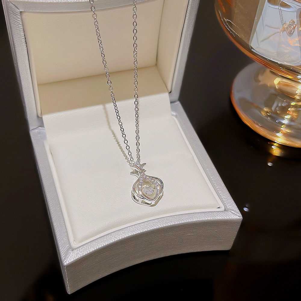 The 2024 new "Devoted Love Heart" necklace is a light luxury gift accessory with a sense of design. It's a heart-beating pendant for lovers Application Scenario