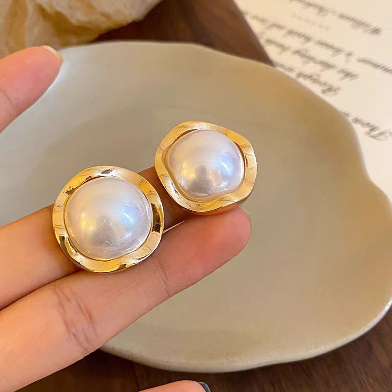 Wholesale of Ankola's new red pearl wavy lace stud earrings and accessories, exuding French elegance and high-end luxury Application Scenario