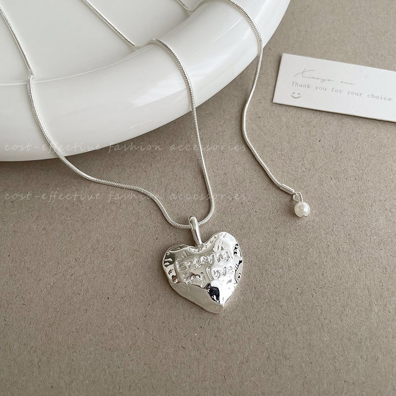 The Korean heart-shaped pendant necklace for women exudes a simple and elegant charm in 2024. It's a versatile long sweater chain accessory trend full figure