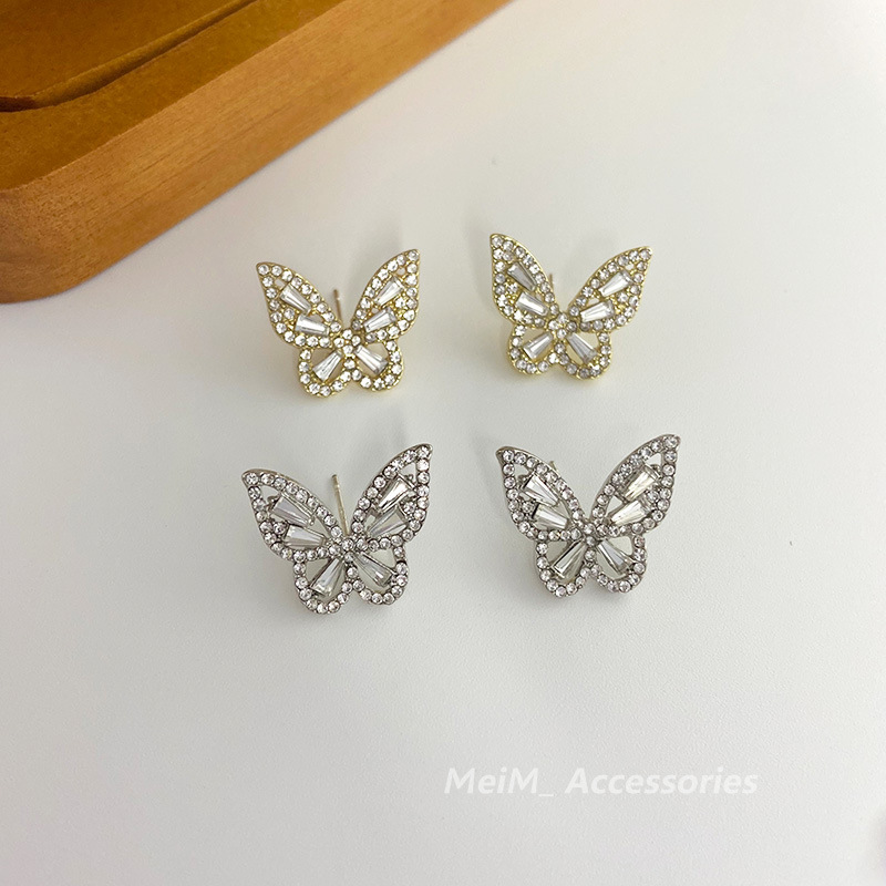 blingbling Super Sparkling Full Diamond three-dimensional butterfly pattern stud earrings, a new trendy and light luxury ear accessory for women in 2025 details Picture