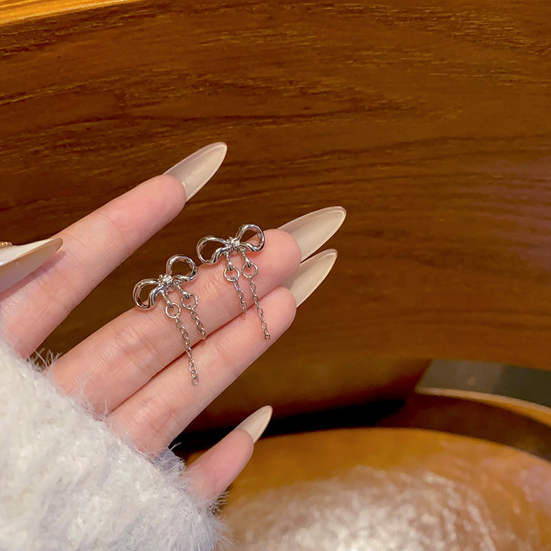 Cold and stylish bow tassel earrings for women, light luxury, niche and versatile, elegant stud earrings, the same style of popular earrings full figure