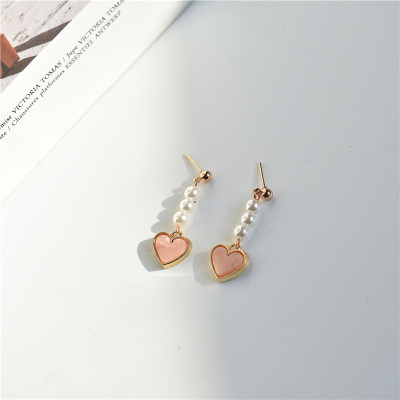 Summer pearl pink heart-shaped earrings, a unique, versatile and high-end look, 925 silver stud earrings for women, no ear piercings, ear clips Application Scenario